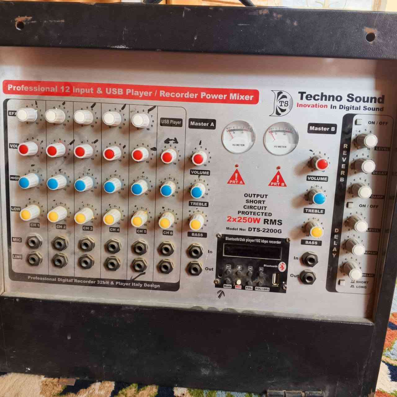 مكسر صوت (Power Mixer) مع أمبليفاير مدمج

-للبيع السعر 300 تجي تفحص وتقتنع
الاتصال او وتساب ***********

المواصفات..
الموديل: DTS-2200G
القدرة المكتوبة: 2×250W RMS (قناتان، كل قناة 250 واط RMS).
عدد قنوات الإدخال: 6 قنوات (CH1 إلى CH6) للمايك واللاين.
مشغل مدمج: USB Player مع بلوتوث للتشغيل من الفلاش أو الهاتف.
تأثيرات صوتية: Reverb و Delay للتحكم بصدى الصوت.
عدادات VU Meter لمراقبة مستوى الإشارة.
تحكم منفصل في Bass وTreble وVolume لكل من Master A وMaster B.
مخارج سماعات A وB في الخلف، مع فيوز حماية لكل مجموعة.
