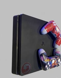 PS4 للبيع الجهاز مستخدم استخدام خفيف نضيف مامفتوح ولا داخل تصليح يوصلك...