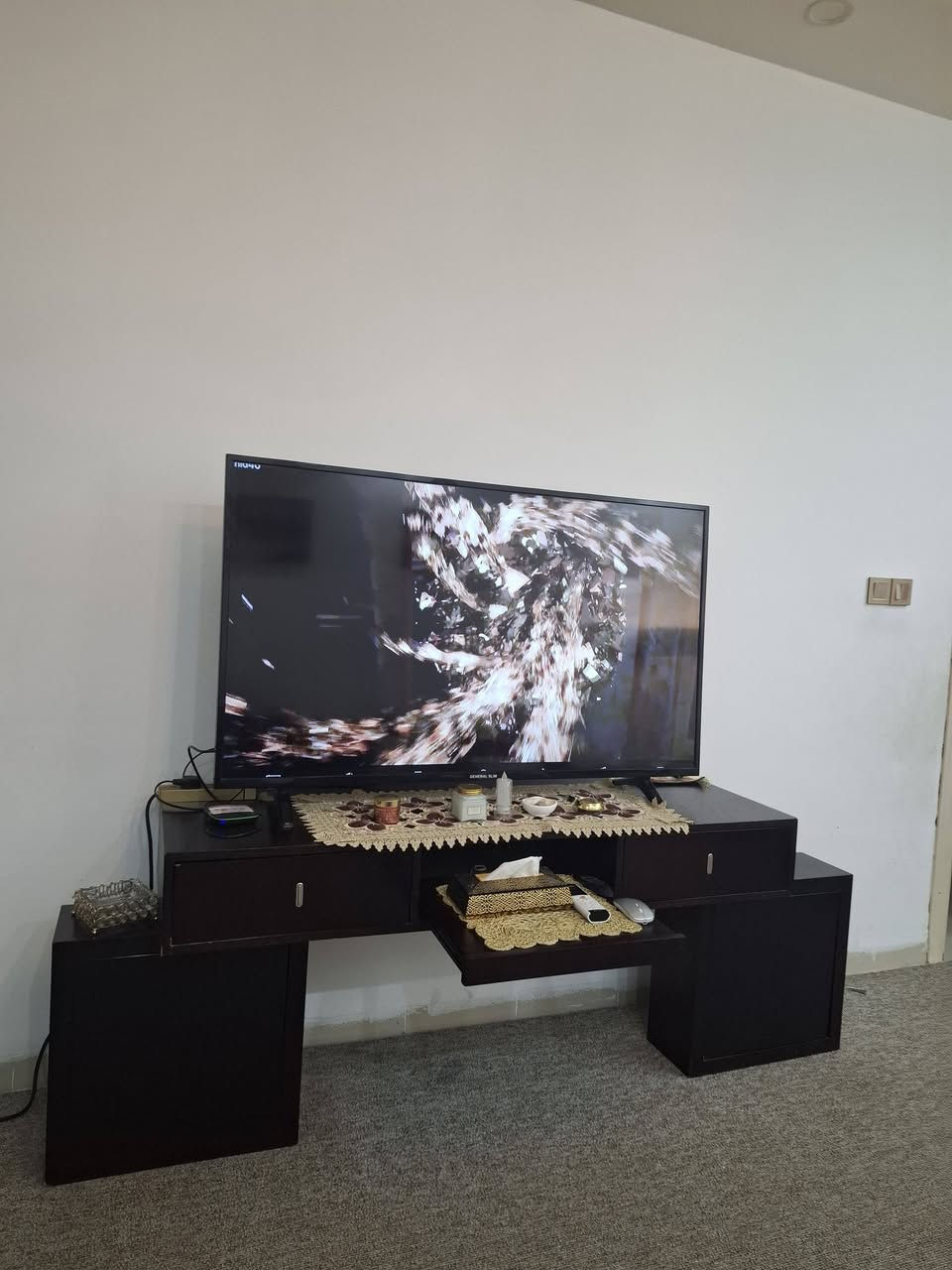ميز تلفزيون السعر ٤٠ للحجز على الرقم ***********
