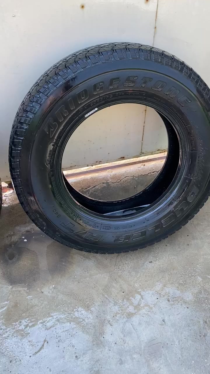 السلام عليكم عندي زوج تايرات نيفاره برجستون الاصلي نظيفات للبيع للتفيده ب٧٥ ممتواجد عل فيس حبايب هذا رقمي 
***********
