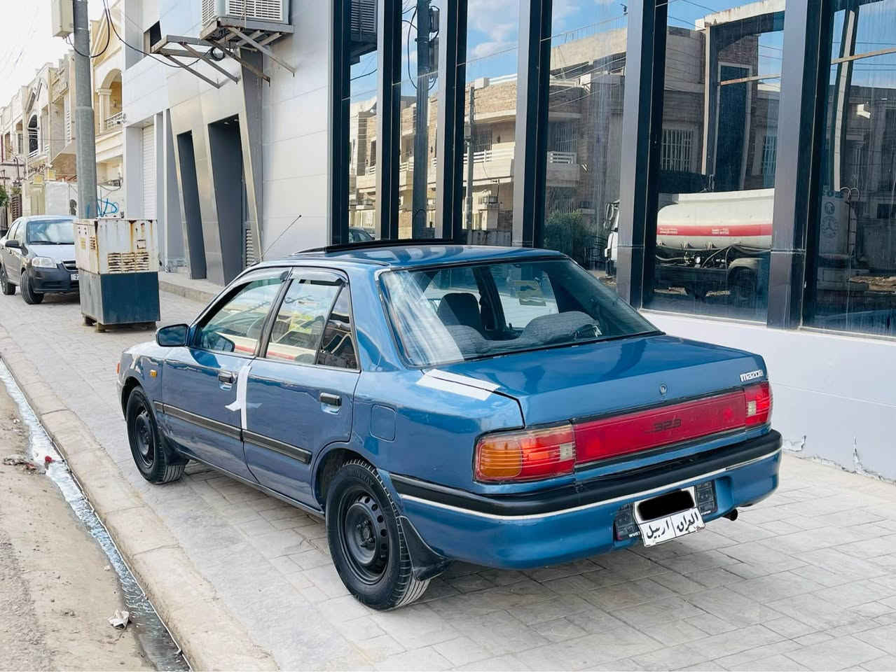 مازدا ٣٢٣ 
مۆدیل ١٩٩٢ 
گێڕ عادی پاوەرە مەکینە ١٦و بەخ مەڕغوب قفل مەرکەزیە..
گێڕ و مەکینە و برانەوە و وەڕگەڕانی بەشەرت 
سبوغ عام بۆ جوانی پێشی هیچی نیە پشتی جەمپی خەفیفی هەیە.. ٤ تایەی نوێیە نەقسی
نیە سەیارەکە...کارەبایی و گەرمی و گێچی هەمووی ئیش دەکا
بەناو کردن بەشەرت فەحس و هەزەی کرایە...
١٣٠،٠٠٠ سەد و سی هەزار غڕامەی لەسەرە 
*********** لە هەولێرم أربيل, العراق
