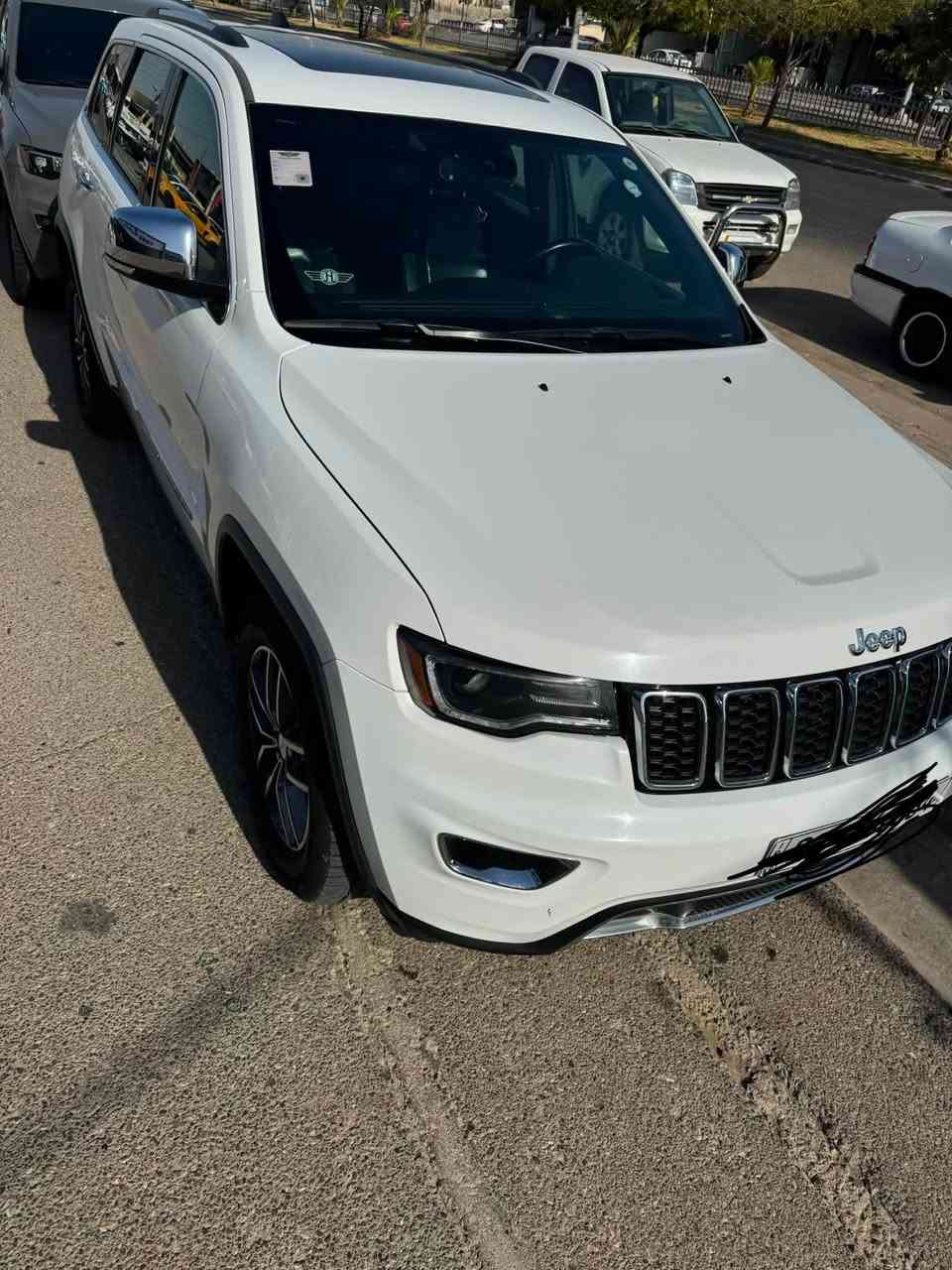 Jeep
موديل 2019 
ابيض كلين 
لمتد فول فول 
ماشي 58 m
للتواصل الاتصال ع رقم 
***********
