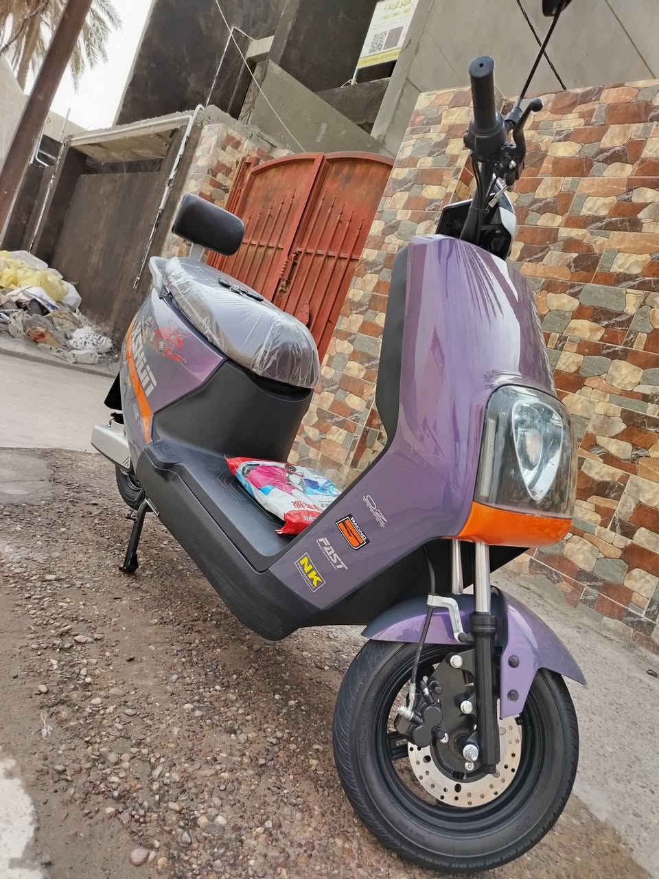 السلام عليكم دراجه شحن سكنس جديده جدآ ماشيه قليل حالها حال بالكارتون.
بطاريات كبار دبل عدد 6.

ملفها 1500 واط.

تمشيك مسافه بحدود ٥٠ كم.

السعر ٦٧٥ وبيها مجال بسيط.

مكاني جادريه.

***********
