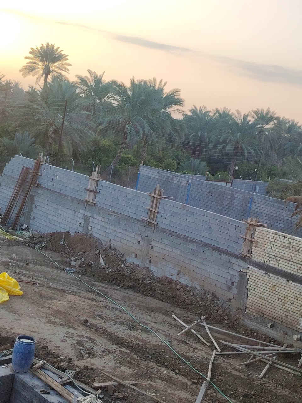 ‏✨ – كادر بصمة إعمار ✨
‏📍 كادر عمال بغداد فقط
‏
‏نقدّم لكم جميع أعمال البناء والتشطيب باحترافية عالية 👷‍♂️🔧
‏
‏⚡ تأسيس كهرباء كامل
‏🔨 تشليع الكاشي + تطبيك الكاشي والسيراميك
‏🏠 إعادة ماستك الأسطح ومعالجة التسريب
‏🪜 تفليش، تقشير الجدران وأعمال الصيانة
‏🚿 تقفيل وتجهيز الحمّامات
‏🚚 تنظيف البيوت
🖇‏ديكور وجبسن بورد صبغ 
🧱👷‍♂️بناء درجا اولئ
🔨 لبخ اسمنت +لبخ جص وابياض

‏✅ دقة بالعمل
‏✅ سرعة بالتنفيذ
‏✅ أسعار مناسبة
‏✅ التزام بالمواعيد
‏✅اشراف العمل

‏📞 للتواصل اتصال أو واتساب:
‏📱 ***********. ***********
‏#الطائي_للآ_عمار_ولديكور
‏🌟 كادر بصمة إعمار… شغلك أمانة بيد أهل الخبرة 🌟
