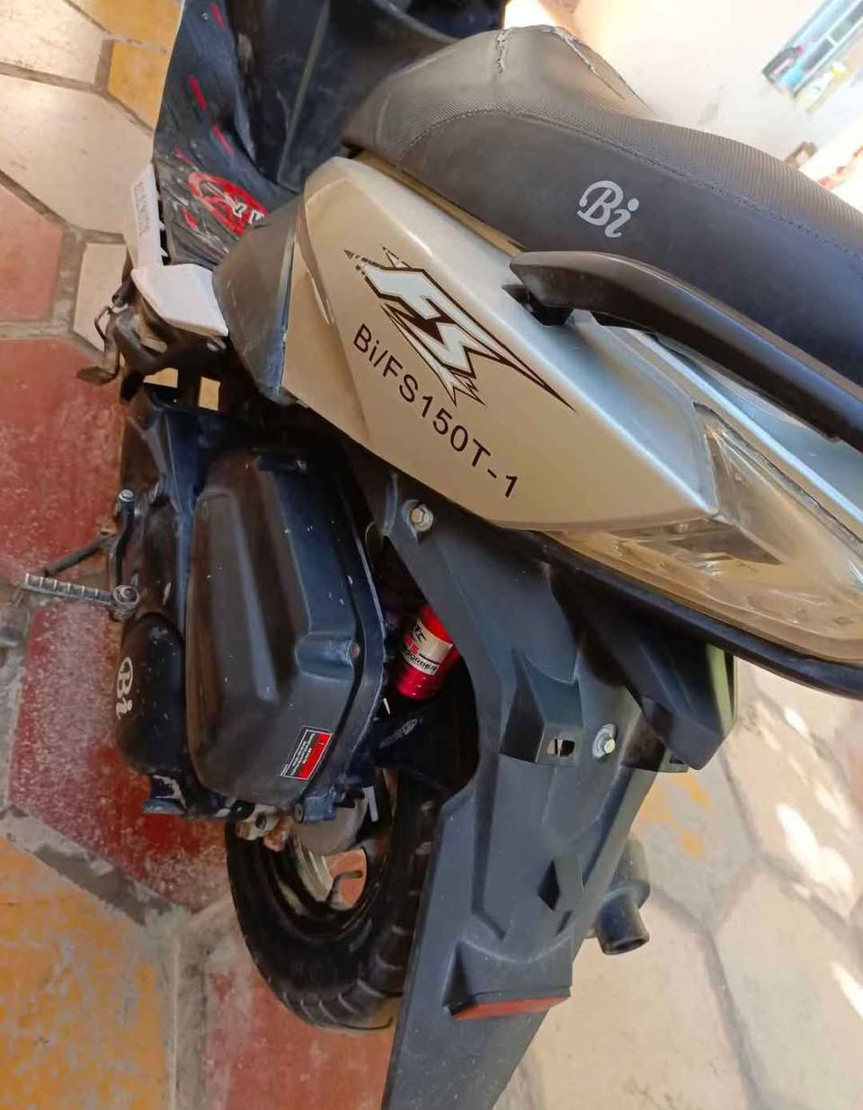 السلام عليكم  
دراجة ماكس FS 
غير مفتوحة بلاد 
شلعه ومعدل 
تشتغل نكرة سلف 
تايرات جدد 
جميع اجزاء الدراجة تشتغل 
فقط كفر الدشبول الاسود مكسور يحتاجله تبديل 
السعر 375
للتواصل مراسلة الصفحة 
او واتساب ***********
..
(مكاني كربلاء) كربلاء, العراق
