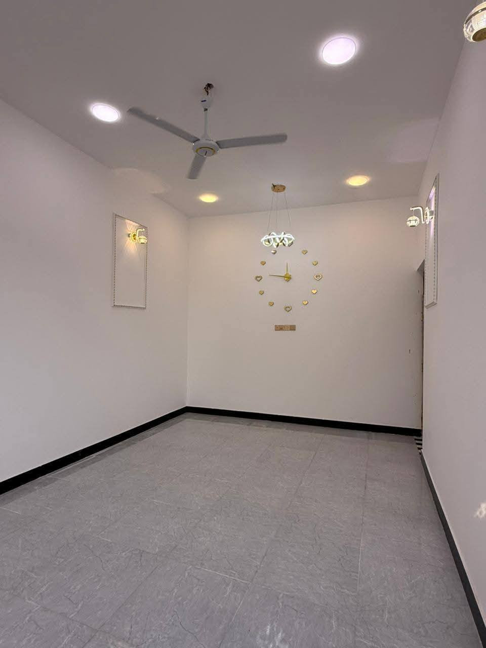 ☎️ *********** ☎️
السلام عليكم واسعد الله اوقاتكم

يتوفر بيت للبيع  
قيد النشاء بعد شهر ويكمل
#طابو ملك صرف زراعي عراقي وكاله ونسخه من الطابو  ولملاك موجود حي يرزق

مساحة البناء 200م
 
 بيت الركن 
يحتوي البيت على 
3 غرف  5×4
ديوان 8×4
مطبخ 5×4
هول 3×5
صاله 8×5
صحيات داخلي وخارجي
كراج سياره
وحديقه مرتبه 
 البيت بي مساحه ترك 
#البناءجديد 2026 درجه اولى وجاهز من كلشي  منطقه هدوئ ومتوفر بيها جميع  
 الخدمات ماء كهرباء مدارس قريبه مستوصف سوك كافة الخدمات متوفره
البيت فارق وجاهز للسكن 
البيت يقع على شارع 10م  اناره الشارع كله

#العنوان : بصره ابي الخصيب كوت ثويني ////   قريب على صيدلية كوت ثويني //
البيت يبعد عن الشارع كوت ثويني التبليط100م 
( السعر 135 وبي مجال )

هاتف ☎️ *********** ☎️
