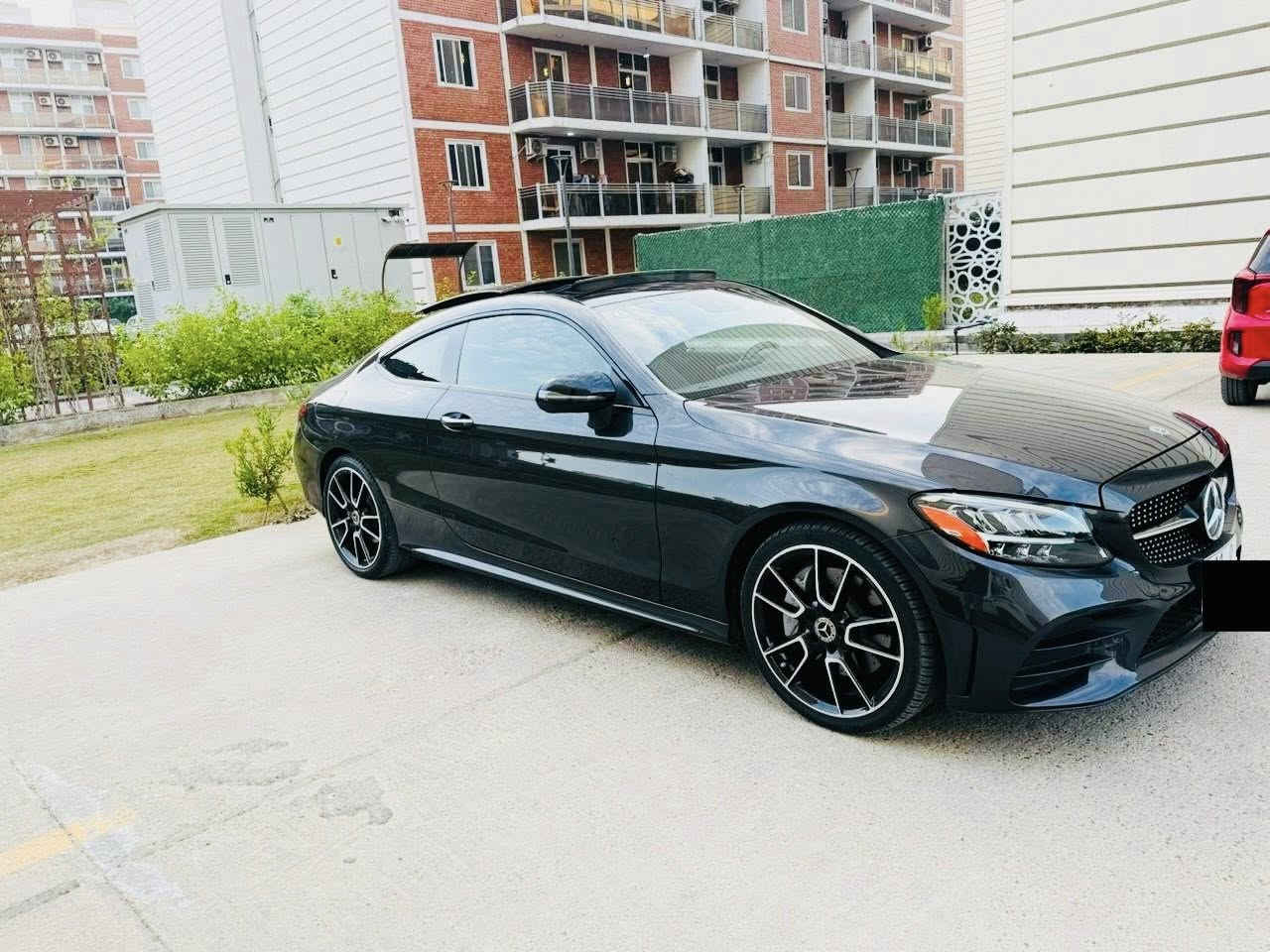 * مواصفات مرسيدس C300 كوبيه 2023: 
* المحرك: محرك تيربو 4 سلندر سعة 2.0 لتر بقوة 255 حصانًا. وارد أميركي �
* ناقل الحركة: أوتوماتيكي 9 سرعات. �
* نظام الدفع: دفع خلفي أو رباعي (4MATIC). �
* التسارع: من 0 إلى 100 كم/ساعة في 5.3 ثانية (4MATIC). �
* الميزات الداخلية:
    * إضاءة محيطية بـ 64 لونًا. �
    * نظام صوت Burmester ثلاثي الأبعاد (اختياري). �
    * مقاعد أمامية مدفأة. �
    * تشطيبات داخلية من الخشب ومفاتيح لمسية. 

    * كاميرا 360 درجة. �
    * مساعد النقطة العمياء. �
    * نظام تحكم تلقائي في المناخ. �
    * نظام ملاحة. �
    * فتحة سقف بانورامية 

      حادث السياره جاملغ خلفي جهه السائق 
     بدون دواخل وبدون ايرباك السياره ماشيه 
     24الف مايل السياره مكاني بغداد 
الاتصال *********** واتساب
