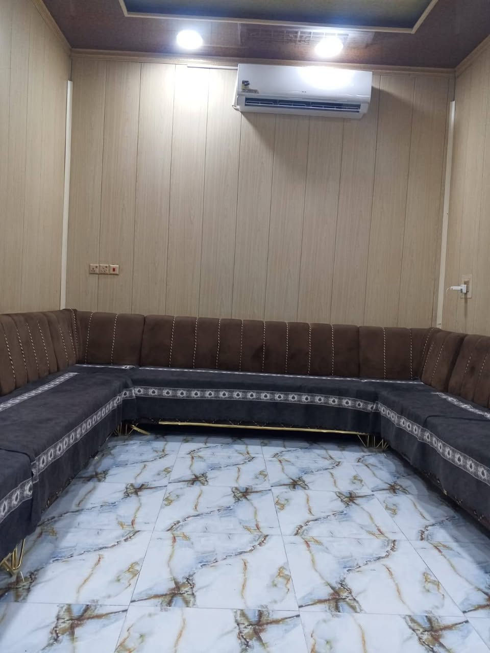 السلام عليكم دار للبيع حي المكرمه ١٥٠ متر مربع العرض ١٠ والنزال ١٥ بناء درجه أوله شاهد الله سنه ٢٠٢٠ تم بنائه يحتوي على غرفتين وصاله كبيره ومطبخ واستقبال وصحيات داخليه وخارجيه والطابق الثاني غرفتين وصاله وصحيات السعر ١٩٠ مع المجال موشراي رجأ لاتراسل


**إذا كنت صاحب هذا الإعلان وتريد حذفه لأي سبب، رجاءا أرسل رسالة إلى الدعم الفني**