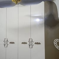 غرفة • بيها أضرار