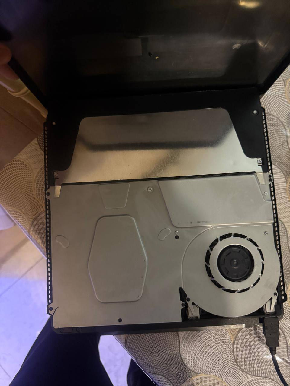 بلي فور سلم مهكر البلي نضيف ما مفتوح لك ستيكر جوستك اصلي وجوستك تجاري ملاحقاته كامله اصليه ما عده الHD بي بيس 2021 الفديو موجود وشوف ال العاب ذاكرته نص تيره سعر 245 وبي مجال مكاني بغداد الشعب رقم***********
