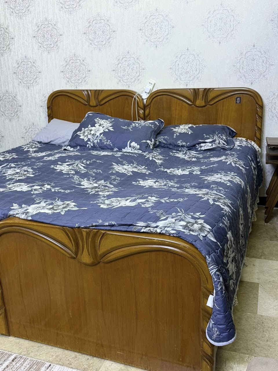 للبيع أثاث غرفة بحالة شبه جديد (خشب تركي)
 • ميز تلفزيون
 • ميز تواليت
 • مراية عامودية
 • كنتور
 • جرابي عدد 2

✅ النوع: خشب تركي HDF
✅ الحالة: شبه جديد (نظيف جداً، استخدام خفيف)
📍 الموقع: بغداد
💰 السعر: خاص عل الماسنجر


**إذا كنت صاحب هذا الإعلان وتريد حذفه لأي سبب، رجاءا أرسل رسالة إلى الدعم الفني**