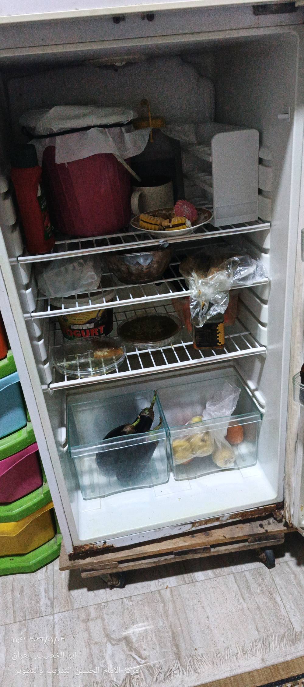 ثلاجه نوع برادا ١٦ قدم تحتوي على ٥رفوف مع فريزر يتكون من رفين 