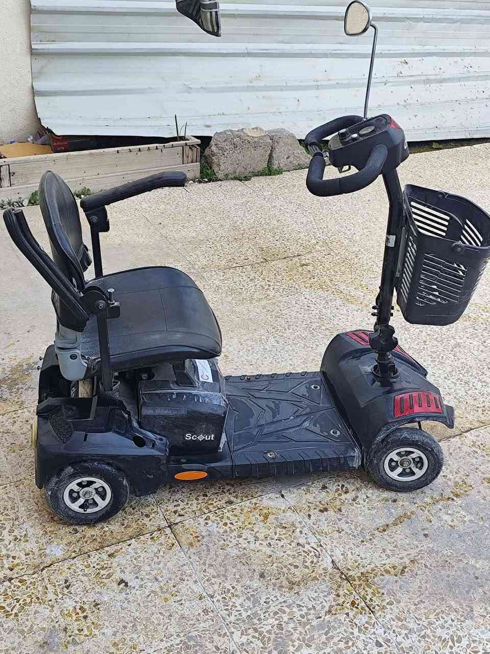 سياره مال شحن للبيع شحن يعوزر باتريات وياها تايتين السعر 250,000 وبيها مجال الرقم***********
