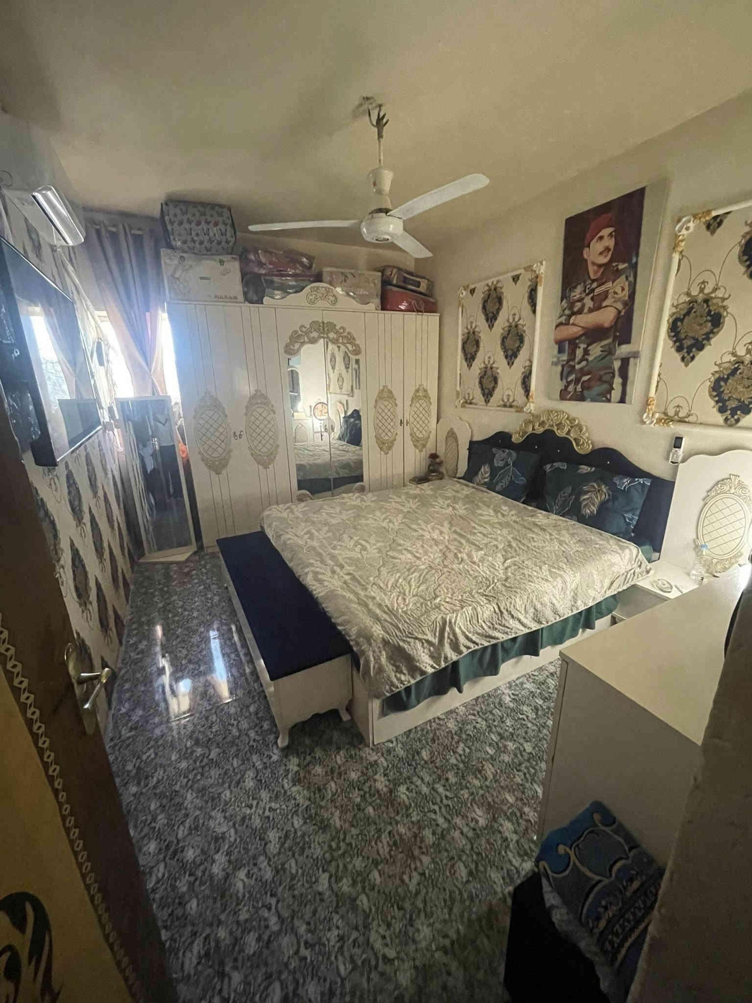 لسلام عليكم للبيع شقة طابو صرف (موقع مميز )جدا تعتبر بيت سند مستقل المساحه ١٠٢ م الشقه مترممه حديث ماء مجاري كهربائيات كله حديث تحويرات ارضيه بورسلين غرفتين نوم وستقبال  ومطبخ وصحيات كله درجه اولى 
بيها كراج كلش جبير وبيها  سندويج راح ينشال 
وذا المشتري يحب يشتري يستثمر ياجر المشتمل السندويج وذا يحب يسوي مكانه حديقه عنوان ابوغريب مجمع عمارات الالبان رقم عماره١٤ 
استفسار هاتف***********
