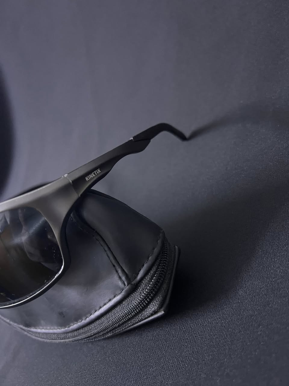 ماركه Kinetix

التصميم: تأتي بإطار معدني (أو بمظهر معدني) بلون
Wrap-" وتصميم ،(Matte Silver) فضي مطفي
الذي يلتف حول الوجه، وهو تصميم مفض ar
للأنشطة الرياضية والقيادة لأنه يوفر حماية جيدة من الشمس والرياح من الجوانب.
• العدسات: عدسات داكنة مائلة للسواد، وغالباً ما تكون في هذه الموديلات مزودة بميزة الاستقطاب
لتقليل الانعكاسات وتوفير رؤية أوضن ( da a
الإضاءة القوية.
• الأذرع: تتميز بأذرع نحيفة وانسيابية تحمل شعار العلامة التجارية KINETIX بشكل واضح، مع نهايات مغطاة بمادة مطاطية . ٠٠اء لضمان الثبات والراحة
خلف الأذن.


**إذا كنت صاحب هذا الإعلان وتريد حذفه لأي سبب، رجاءا أرسل رسالة إلى الدعم الفني**