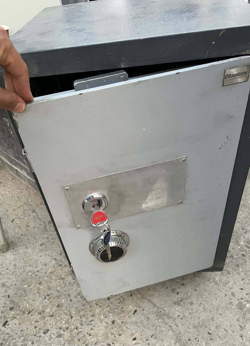 قاصة حجم وسط نظيفة 
الطول 80 سم 
عمق 50سم 
عرض 45 سم 
الوزن 90 كيلو 
السعر 180 الف 
بغداد حي جميلة 
موكل بنشرها ✅✅
***********✅
