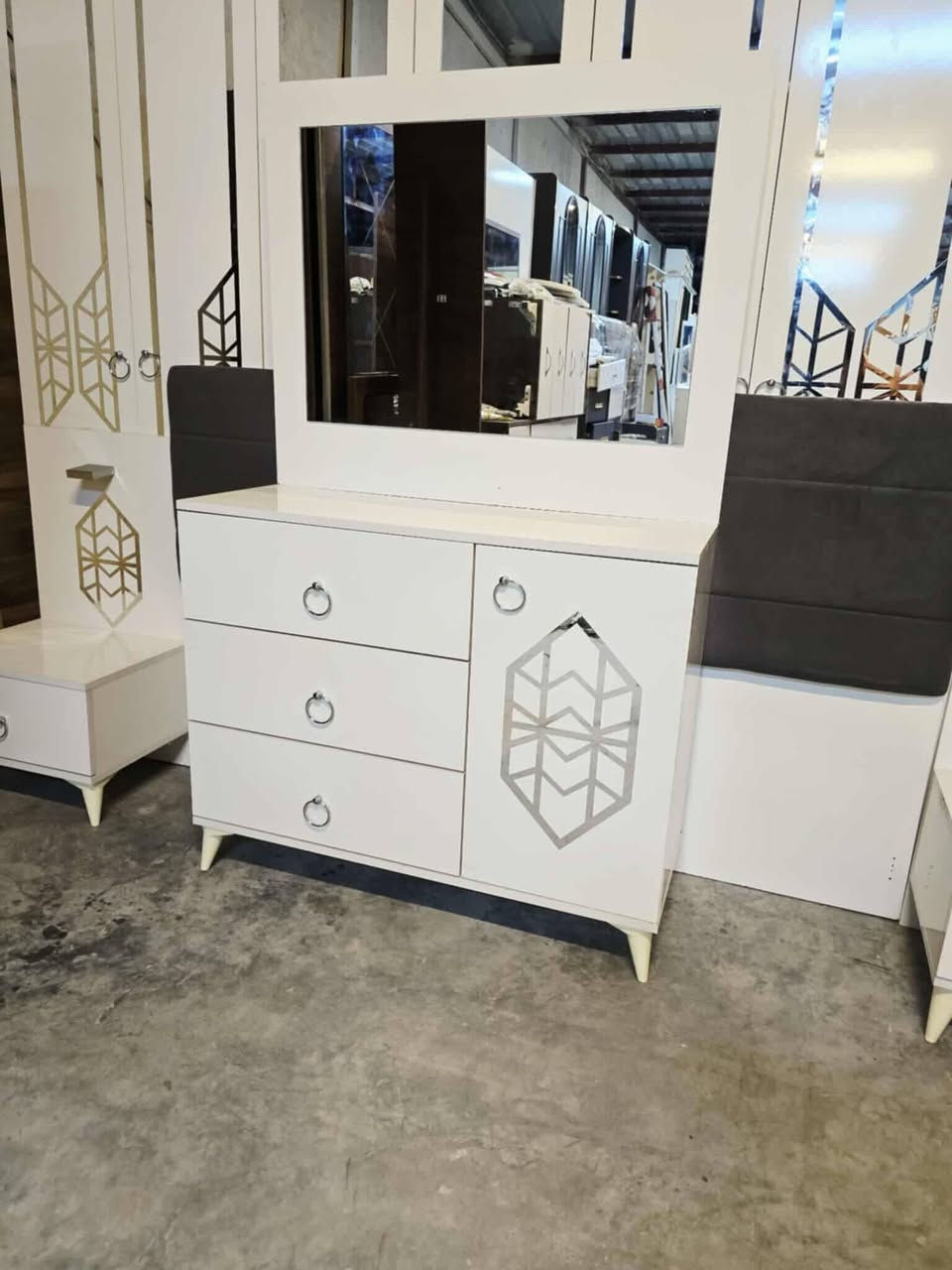 غرفة نوم مستعملة🇹🇷
موديل حديث 👌
 نضافة90 ٪💯
عدد القطع / 9 💥
سريره /مخزن 📥
شازلون /مخزن 📥
قماش /وتر بروف أصلي 💥
نضام / أبواب🚪
بيه كنتور طفل اضافي بابين 🍃
سعرها /850 قفل 💸
شد ونقل داخل بغداد مجاني🚛
يوجود توصيل محافضات 🚛


**إذا كنت صاحب هذا الإعلان وتريد حذفه لأي سبب، رجاءا أرسل رسالة إلى الدعم الفني**