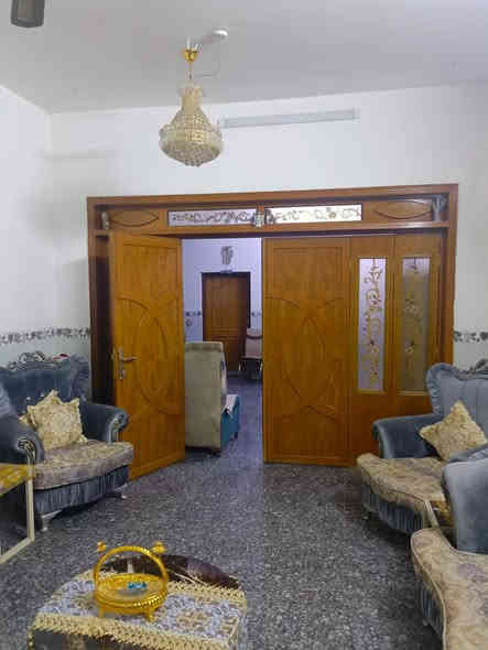 السلام عليكم بيت للبيع مساحته 170 متر طابو زراعي سند 25 طابق الاول كراج سيارة وغرفة نوم غير ظاهرة في الصور وهول وصاله ومطبخ وصحيات والطابق الثاني غرفتين نوم مفتوحة بغرفة واحدة غير ظاهرة في الصور وهول  في الصور العنوان الكرامة يبعد خمسين متر عن شارع ستين البيوت الي خلف شارع الضريبه وايضا خلف حلويات سنتر بوينت من جهة حي الطيارة قريب جدا تفاصيل اكثر*********** بي واتساب أو خاص موجود
