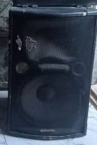 جهاز جاكسو حجم الفين وسماعات ٤ لبه فرديه حجم ١٥ وستانات ٢ ولاقطه لاسلكيه كلهن ب ٧٠٠ المكان بغداد المعامل
