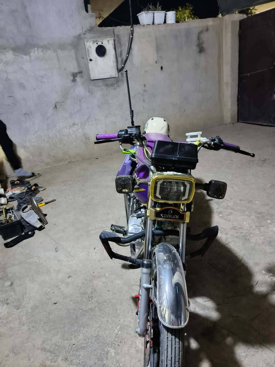 السلام عليكم دراجه ايراني سيفان 5كير موديل 2023كفاله من التاير للتاير اذا مفتوح منها برغي تاخذها بلاش المحرك بالجيس اوراق كامله كلها شغاله مكاني دجيل السعر 575وبيها مجال ***********
