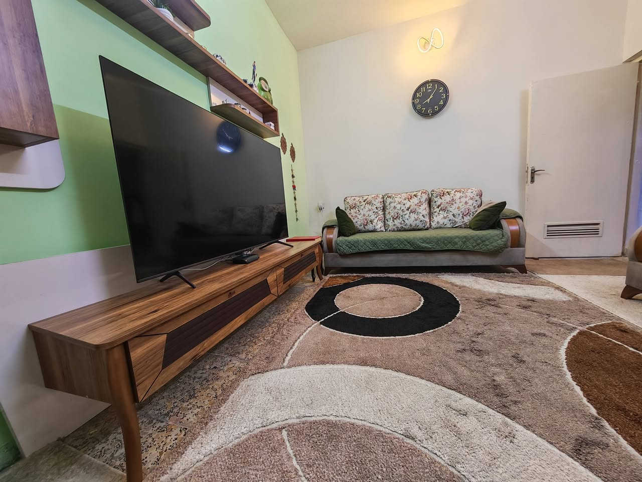 السلام عليكم
للبيع 

1. ميز تلفزيون 3 قطع شركة الحسني هوم سنتر نظافة 100% السعر 500

2 . تخم قنفات 7 نفر عراقي نظيف جدا السعر 500

3 . زولية 2 متر × 3 متر تركي درجة اولى السعر 75 

التواصل ع الخاص او ***********

العنوان / شهداء البياع
