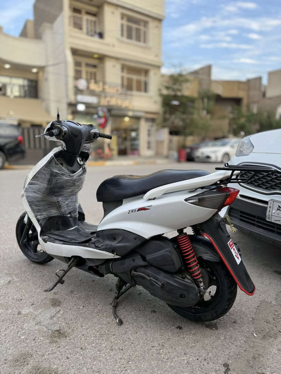 السلامُ عليكم
سكنس نثيه للبيع دراجه حلوه كلش نضيفه مكينتها حلوه كابريتر بلادي دراجه مملعوب بيها على وضع الرنبه كهربائياتها كلها شغاله شلعه معدل كلشي بيها مرتب لايت زنون لونين ابيض واصفر ابيع هيه وغراضها ( جادر + بم تاير + جفوف وقفل )  كفرها  الامامي بي فطرو والجاملع مكسور . الدراجه موجود منفسيها ومكاتبه 
سعرها 580 وبيها مجال 
عنواني بغداد الحريه او ساعة عدن 
رقم الهاتف : ***********
