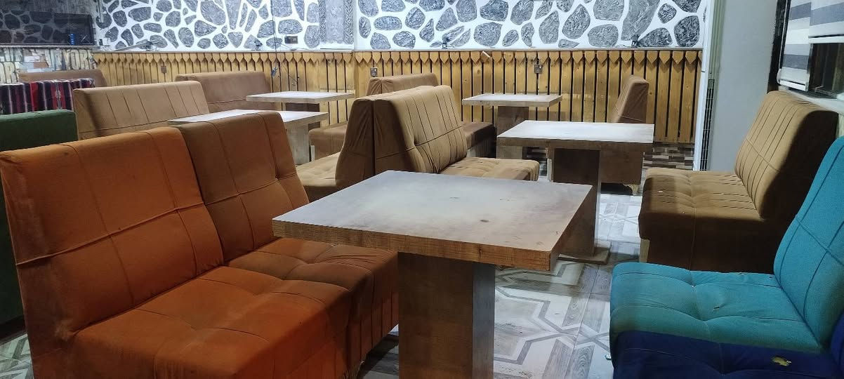 السلام عليكم
قنفات وميوزه مال كافتريا للبيع عدد ٨ طاولات
***********
***********
