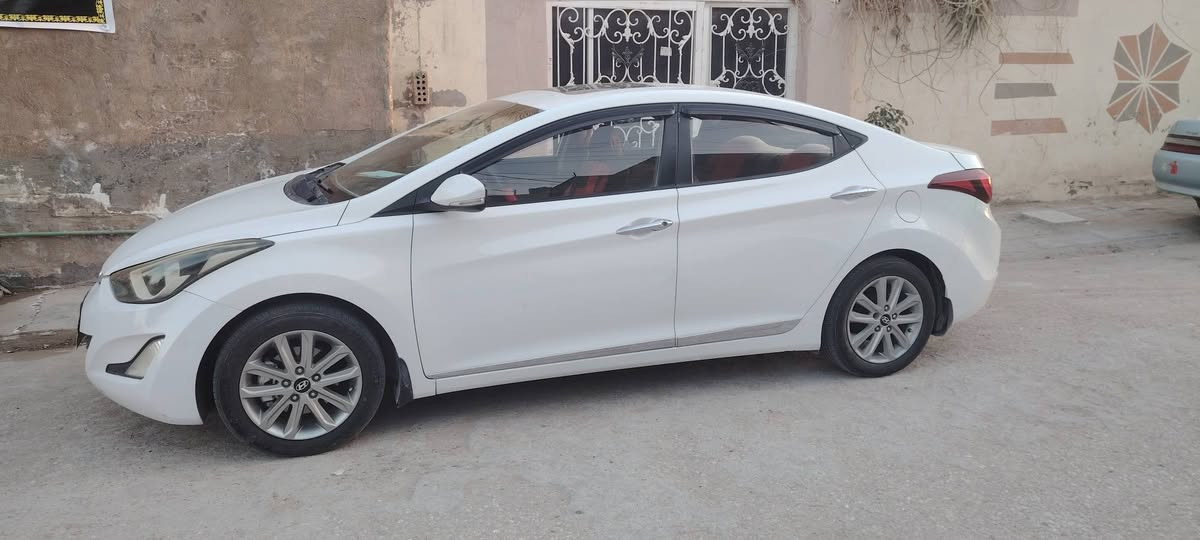 ألنترة أبيض خليجي ٢٠١٥ مكفولة كفالة عامة كير ومحرك وكشر ودواخل السيارة ما عايزة شي تريد مداور تريد  وكالة عامة من الكردي مصفرة غرامات مكينة ١٨٠٠ السعر ١٢٦ وبيه فد شي بسيط للشراي رقمي ***********
