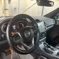 جيب جراند شروكي موديل 2020 فول عده الجكات السعر 22,000 وبيها مجال قليل...