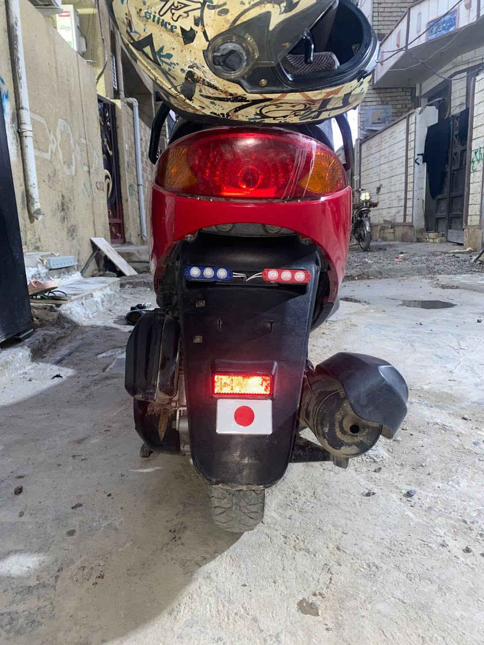 للبيع
دراجه اكزز اتريت ياباني اصل موديل 2015 ممشى الدراجه 25الف 
اللون احمر مميز 🍓
الدراجه صار شهرين من طلعت من الرمبه طلعت قبل راس السنه بـ يومين اخذتها ماشيه 23 الف بيها كشن رياضي بلادي اصلي جاي من اليابان يطلع سعره من 80 الى 100 الف
وبيها دكمه دبل اشاره وبيها شخاطه مال جداحه ومنفذ USB
كل ذني جايات مناك بلاد مكفوله كفاله عامه ماعده وجه الدشبول شويه من يم الاشاره اثر طخه بسيطه مبين بـ الصور الدراجه برغي ممفتوح منها ومكينتها شرط بـ الكارتون ع وضعها البلادي 
ويين ميعجبك روح افحص اوتجيب فيتر  وتفحص براحتك 
الدراجه نضيفه بـ معنى الكلمه ومداريها من جبتها لليوم دهنها موتل ما امبدل غيره ابد وشرط اجيبه من الوكيل الي بـ السنك يعني الدراجه ع ايدي 
السعر مليون و 375 وبيها مجال وتشلع عيوني
متواجد فيس او واتساب او رصيد ***********
