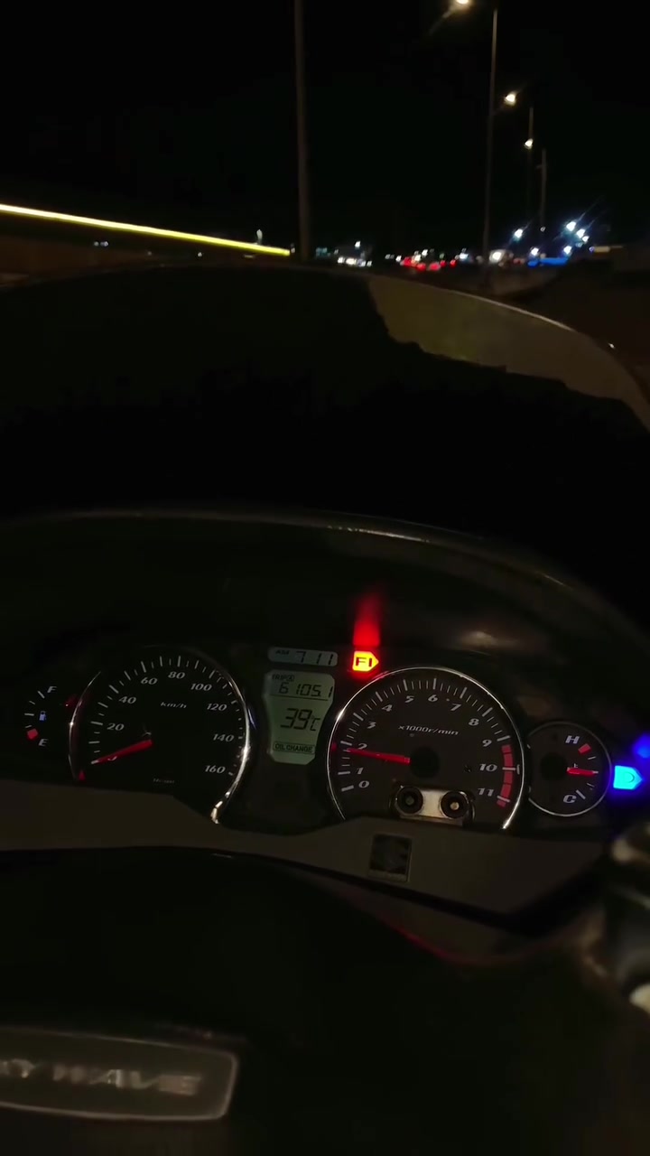 السلام عليكم اخوان سكاي ويف 400للبيع او مراوس اخوان تجي للبيت وتجيب وياك فيتر وتفحص اذا يطلع بيها شي تاخذها بلاش الدراجه وضع بلاد مملعوب بيها نهائياً بحاله الوكاله ضفيره كهربائيات كفاله مكينه لا نضوح لا تدخين ناعمه وتخبل السعر 1250 مليون وربع وبيها مجال مكاني كوت حي الحكيم رقمي للتواصل + واتس اب ***********
