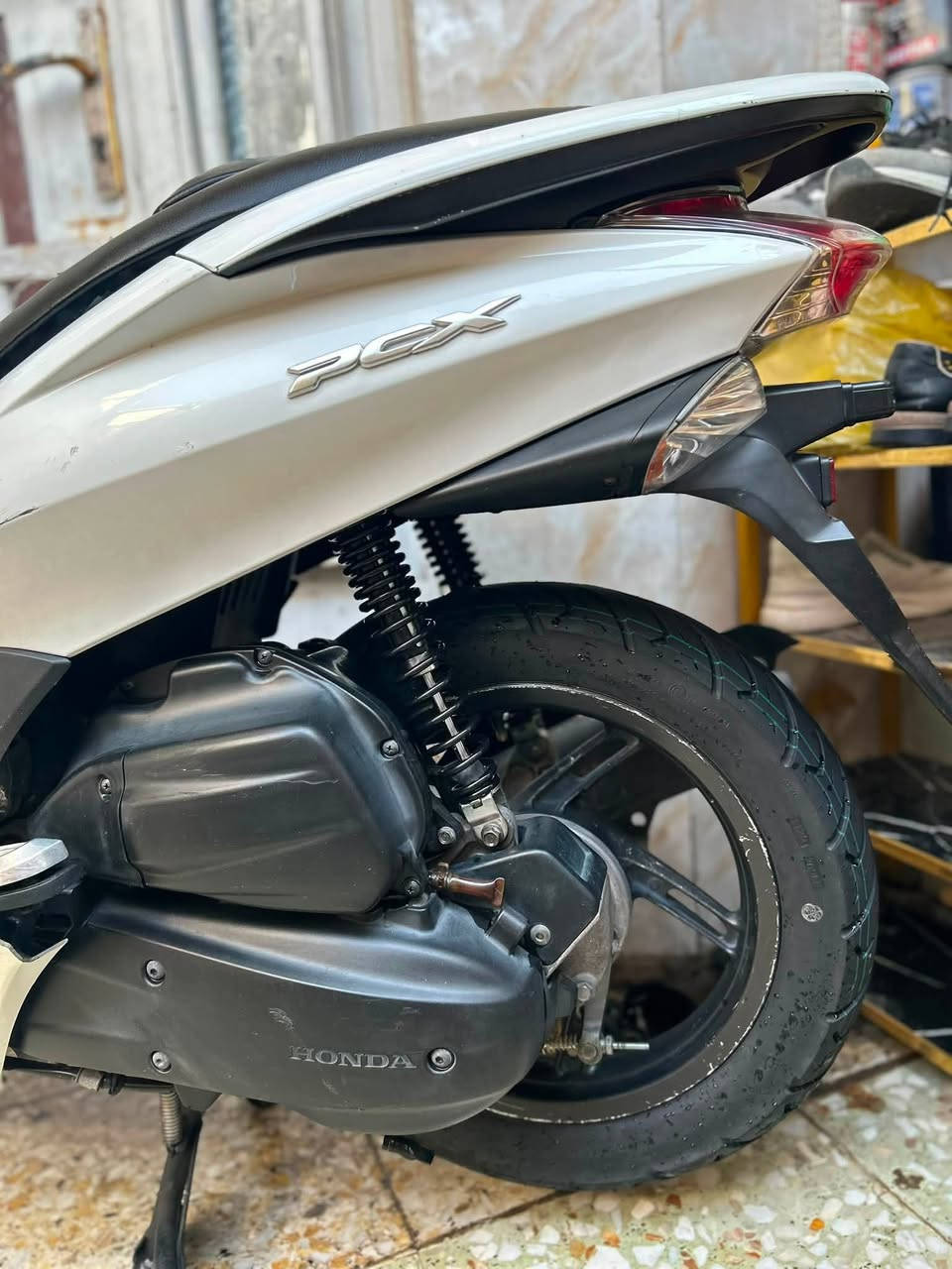 سلام عليكم PCX جيل اول ياباني ✅ تايرات زوج جدد ✅ دبلات خلفيه جدد✅ قاعده كامله هيه وفيت بمً جدد ✅ الله شاهد بانزين محسن ادير ودهن موتل ✅ مي راديتر جديد ✅ كهربائيات كله شغاله كيلو متر ✅ مكينه اكفله الك ممفتوحه ✅  فقط بيه ملاحضات بلكفرات شويه وانته شوفت عينك سعره 1.300 وبيه مجال مكاني بغداد الشعب الثعالبه هًـ/***********
