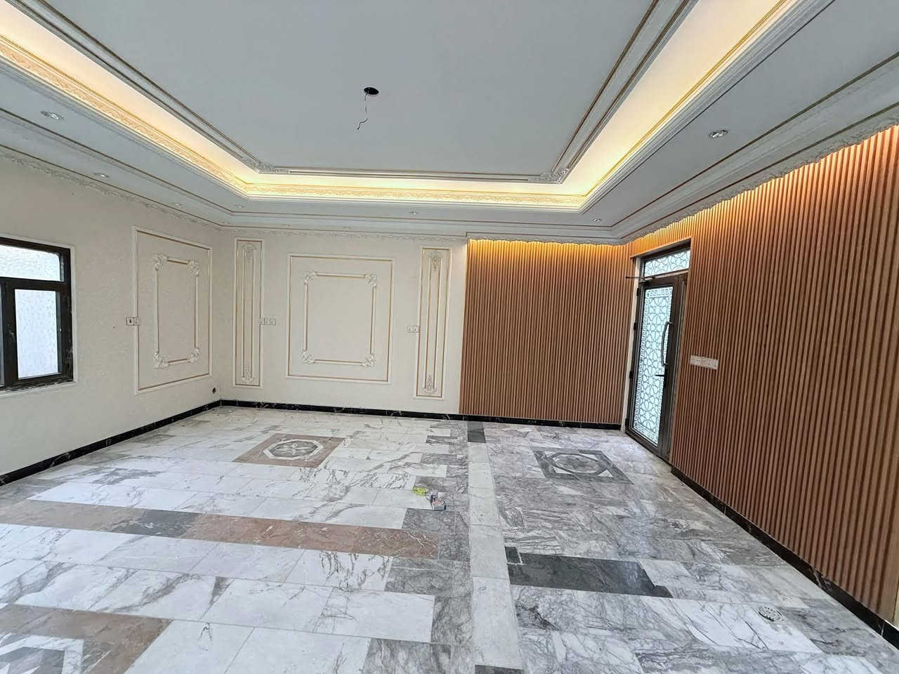 بيت للبيع بمساحة ٢٠٠ متر قرب حسينية البقيع (شارع إسماعيل) يبعد عن الشارع العام ٢٠٠ متر و على شارع مقرنص ٨ متر.
البيت مكون من ثلاث طوابق.
الطابق الأول يحتوي على استقبال و غرفتين نوم واحدة منهم فيها حمام و مطبخ حار و بارد و هول واسع.
و الثاني فيه ٤ غرف نوم، و الثالث فيه غرفة نوم واحدة.
الأرضية و الدرج مرمر.
طابو ملك صرف زراعي عراقي مكاتبة و وكالة و نسخة من الطابو. 
السعر ١٩٥مليون و قابل للتفاوض.
***********
