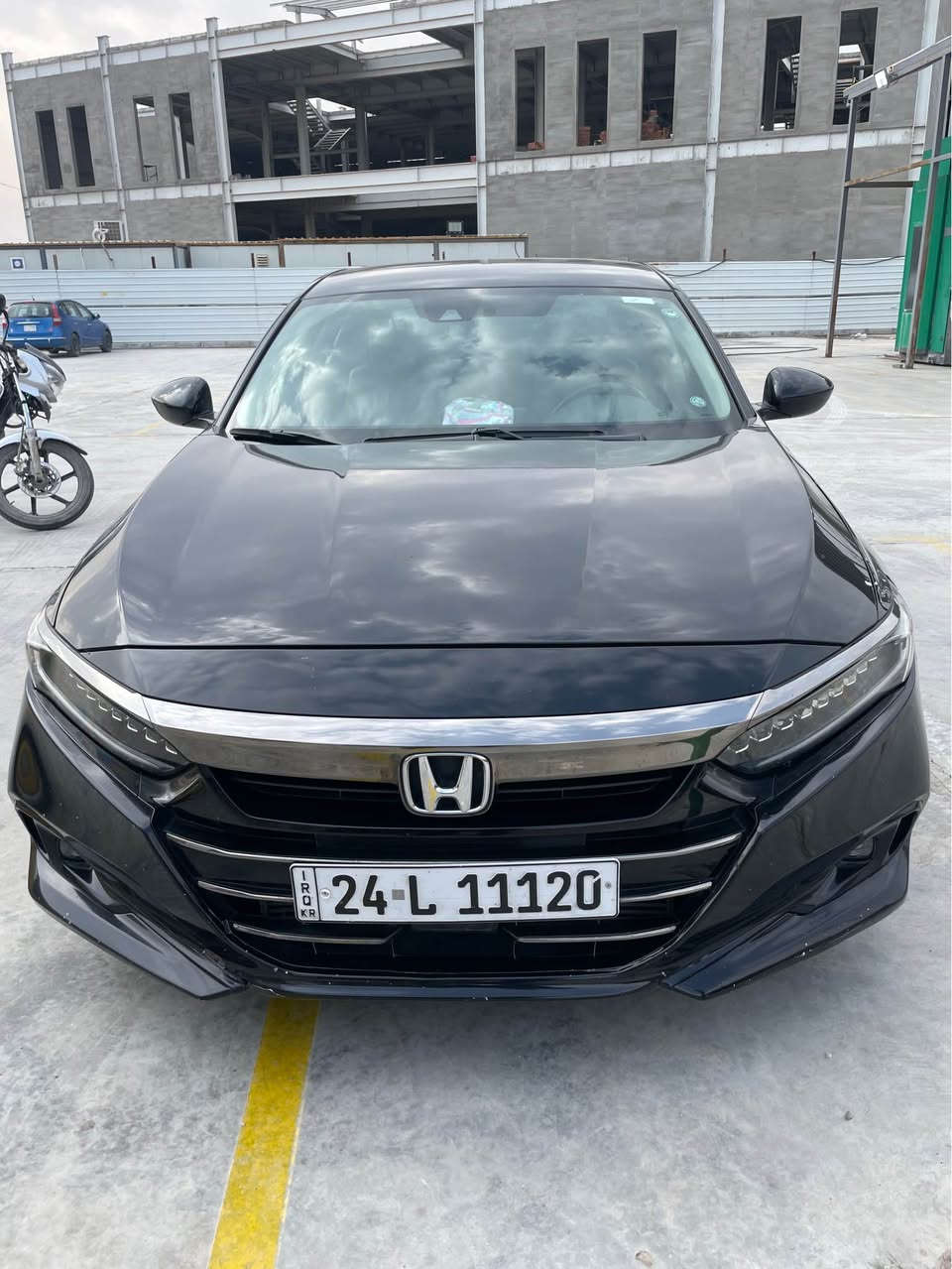 هوندا اكورد ٢٠٢٢ 
محرك ١.٥ تيربو ١٩٢ حصان 
فئة سبورت سبيشال اديشن 
كشنات جلد اسود
كشنات امامية كهرباء و تدفئة 
كاميرا خلفية 
مري تدفئة
نظام إغلاق تلقائي عند ابتعاد المفتاح عن السيارة 
تشغيل عن بعد 
بصمات ثنين 
منافذ شحن usb امامي و خلفي 
لايت خلفي رياضي متحرك 
ماشية 76000 كليومتر 
ويالة السيارة مبدلة من ١٩ الى ١٧ طسة انعم و اهدئ

السيارة يرادلها برمجة رادار 
ضربة السيارة خفيفة بالكشر فقط 
بيها بابين صفحة السايق صبغ و جاملغ تبديل شركة 
و باب الراكب تبديل شركة 
بدون دواخل بدون ايرباك 
مرفق صور السونار الحادث
رقم دهوك مميز 
السعر ١٤٨ ورقة 
السيارة بيها هزة لشهر ١٠/٢٠٢٦ 
تحويل مباشر ثاني يوم 
*********** 
اتصال/وتساب دهوك, العراق
