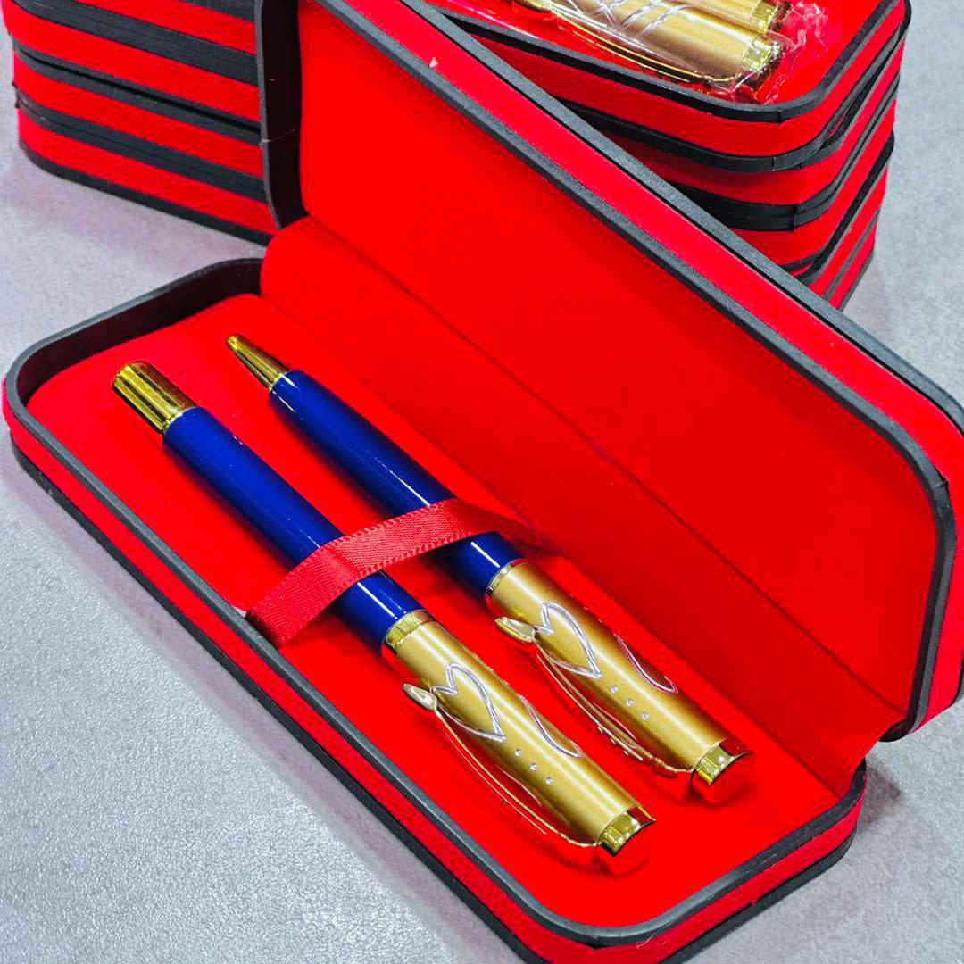 #هدايا_عيد_الطالب 

🖊️ قلم جاف فاخر بتصميم أنيق
🎀 علبة فخمة مبطنة من الداخل بلون أحمر راقٍ
💎 ترتيب مرتب ولمسة فخامة تليق بالمناسبات الرسمية
🎁 جاهز للتقديم مباشرة بدون أي تعب
مناسب لـ 👇
🎓 #عيد_الطالب الطالب
👨‍🏫 #عيد_المعلم
🏅 #التكريم 
🎉 المناسبات الخاصة

📍 العنوان: المثنى – الرميثة – كراج النجمي – مقابل إشارة المرور
📲 للتواصل: مراسلتنا على الخاص


**إذا كنت صاحب هذا الإعلان وتريد حذفه لأي سبب، رجاءا أرسل رسالة إلى الدعم الفني**