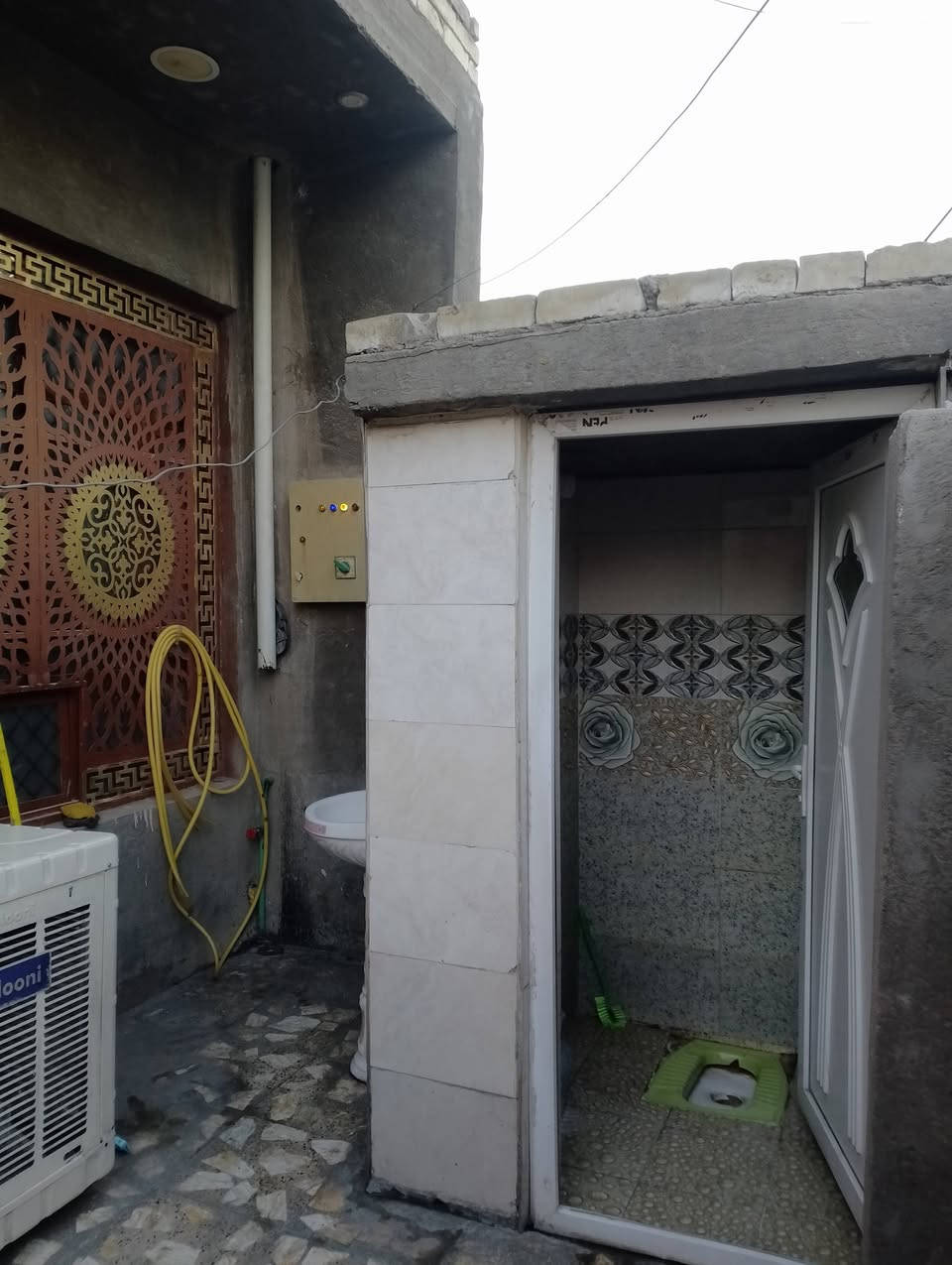 السلام عليكم بيت للبيع 100 متر بناء جديد الواجهه 5 والنزال 20 طابق واحد وبيتونه فوك يحتوي على مدخلين ستقبال وممر عنوان البيت شارع ضغط قرب اسواق علي نعيم  السعر مناسب للاستفسار ***********
