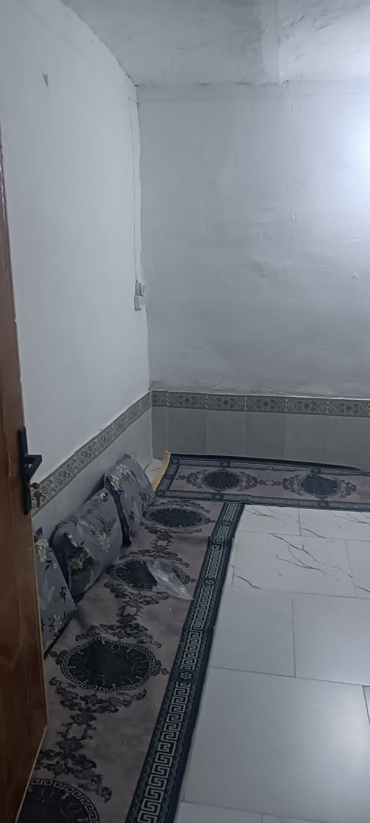 السلام عليكم 
معروض للبيع نصف دار خلفي 
المساحه,(١٠٠) م 
في منطقة حي الشهداء الشارع الخدمي 
قرب منزل الشيخ سالم 
بناء وسط مرمم عكاده 
يحتوي على 
استقبال وصاله وغرفه ومطبخ وصحيات السعر (٦٧) مليون 
للاستفسار الاتصال واتساب ***********
مكتب المدار الذهبي للعقار
