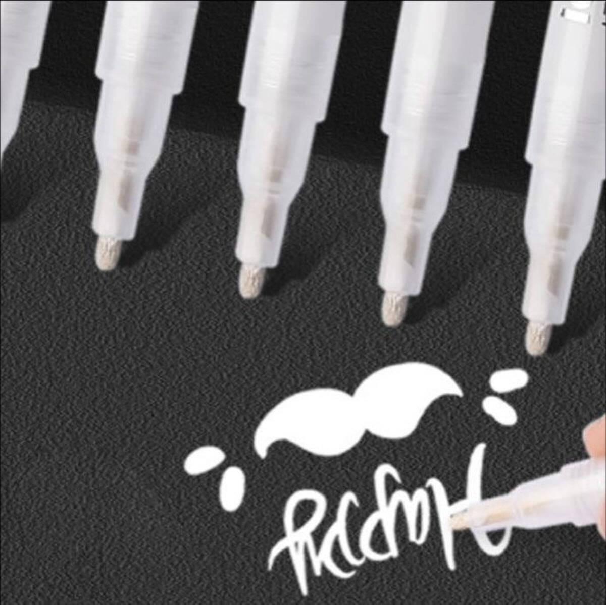 قلم ماركر أبيض معدني ،  من ماركة CHOSCHمما يسمح بخطوط دقيقة وعريضة.
تُستخدم هذه الأقلام بشكل شائع لإضافة لمسة لامعة ومعدنية إلى الأعمال الفنية والمشاريع الحرفية.
تُعد فعالة بشكل خاص على الأسطح الداكنة أو الملونة، مما يخلق تأثيرًا جريئًا وجذابًا.
يمكن استخدامها على أسطح مختلفة مثل الورق المقوى، والزجاج، والبلاستيك، والمعدن والحديد
سعر القطعة 1000 دينار 
🎁🎀السوق الذكي🎀🎁)
***********‬
(توصيل لجميع محافظات العراق)
للاستفسار ارسل رسالة للصفحة💌
#السوق_الذكي_smart_market  #هدايا #قرطاسية #مكتبة #العاب_أطفال #العاب_ذكاء #جورنال_أفكار #كتب
