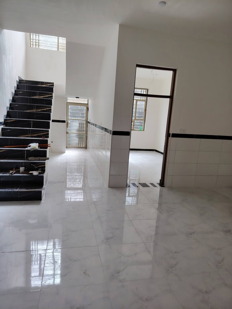 سلام عليكم بيت بحي سلام لليجار مساحته 130متر للستفسار ***********
