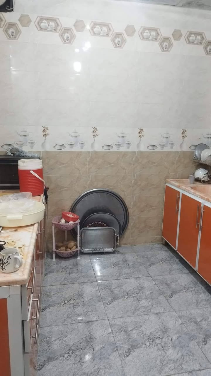 بيت للبيع  او مراوس في حي جوادين بشارع تارتان عطاء ركن ع شارعين  المساحه 150سكف صب وسقف ثانوي
يتكون من 2غرفتين  نوم وصاله  ومطبخ واستقبال و حمامين 2 وصحيات السعر 35قفله الاستفسار تصال فقط‏‪0772 248 6761‬‏
