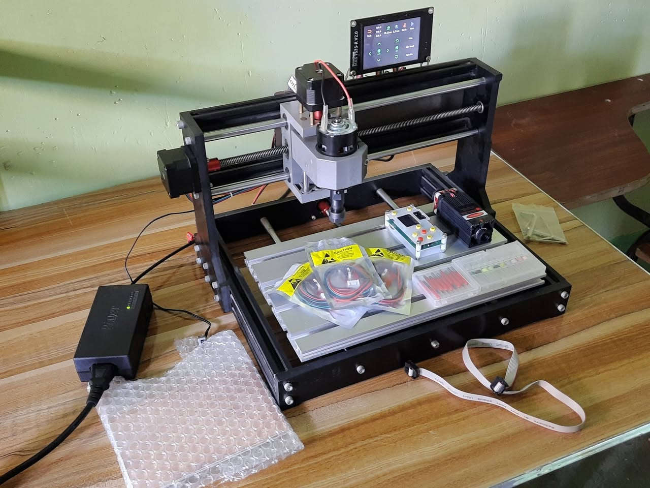 ‫سي ان سي🛠️CNC 3018 PRO
🌿 جهاز 3018 Pro CNC Machine هو جهاز حفر وتوجيه مكتبي مصمم خصيصاً للمبتدئين والهواة. يشير الرقم "3018" إلى مساحة العمل التي تبلغ 300 × 180 مم. يُعد هذا الجهاز خياراً اقتصادياً لتعلم أساسيات التصنيع الرقمي، هندسة الآلات، وبرمجة G-code دون تكاليف باهظة. تنتج هذا التصميم شركات متعددة ومن أشهرها شركة SainSmart (Genmitsu) و VEVOR و Lunyee. 

📊 المواصفات التقنية القياسية
مساحة العمل الفعالة: تبلغ الأبعاد الأساسية لطاولة العمل 
 الماكينة تحتوي على راس ليزر  الأداة المثالية للحفر والقطع الرقمي بدقة عالية.
الماكينة لها متحكم من نوع MKS DLC32 v2.1مع رام لخزن التصاميم بلضافة الى✅شاشة لمس لتسهيل التحكم بلماكنة
شاحن 🔌متغير الفولتية من 12v الى 24vمع ملحقات من براين مع قطع 3×PCB لصناعة البوردات الاكترونية
محرك المغزل (Spindle): يأتي قياسياً بمحرك 775 DC بجهد 24 فولت وسرعة تصل إلى 10,000 دورة في الدقيقة.
نظام التحكم: يعتمد على لوحة تحكم تشغل برمجيات GRBL مفتوحة المصدر وتعمل عبر بيئة Arduino.
محركات الحركة: ثلاثة محركات خطوية (Stepper Motors) من طراز NEMA 17 لتوجيه المحاور الثلاثة 

مواد التصنيع: هيكل يدمج بين الألومنيوم المقوى وبلاستيك الباكيليت (Bakelite) المقاوم للحرارة لتخفيف الوزن. 

🪵 المواد القابلة للمعالجة
المواد المدعومة كلياً: الخشب بجميع أنواعه (الصلب والناعم)، البلاستيك، الأكريليك، مادة PVC، وألواح الدوائر المطبوعة المخصصة للإلكترونيات (PCB).
المعادن اللينة: يمكنه النقش على المعادن اللينة جداً مثل الألمنيوم والنحاس بشرط استخدام سرعة تغذية بطيئة وعمق قطع ضئيل للغاية.
مواد غير مدعومة: لا يمكن للجهاز نهائياً قطع أو نقش المعادن الصلبة مثل الحديد أو الفولاذ، أو المواد الحجرية واليشم.
💡 لمن هذه الماكينة؟
لصناع الهدايا والميداليات، مهندسي الإلكترونيات، هواة النجارة الفنية، والطلاب المبدعين.
مكاني بغداد
للاسف توصيل ماعندي
***********
