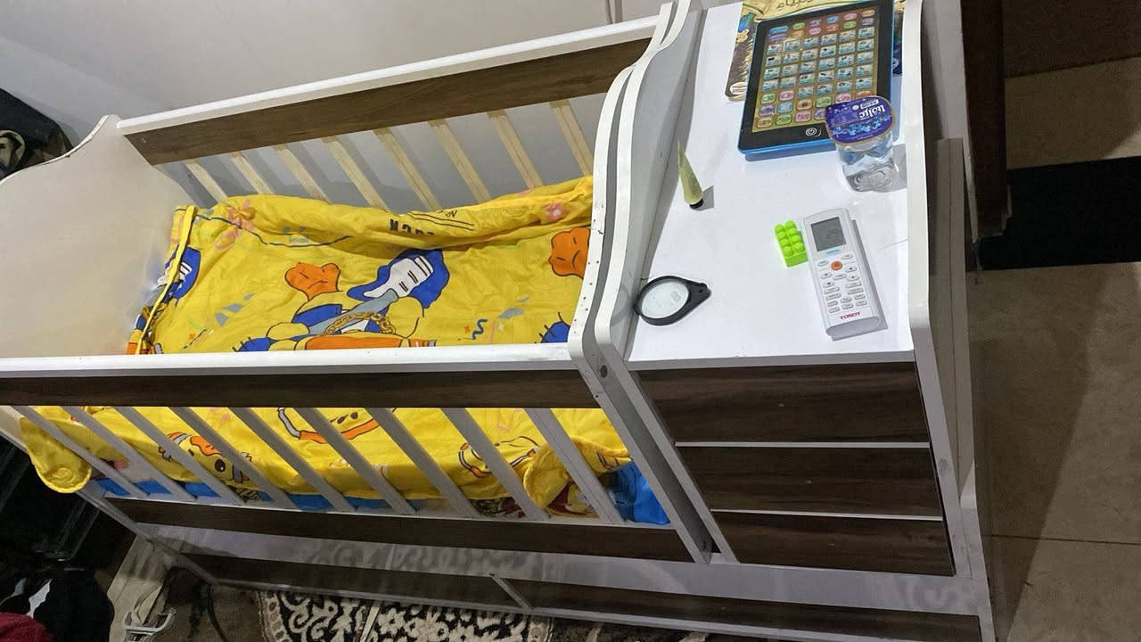 السلام عليكم 
عندي غرقة نوم مال طفل وسرير نفر واحد وكنتور بابين قيم بالي يرضي الله وتعال 
العنوان بغداد نفق الشرطه حي حطين
*********** موجود واتساب
