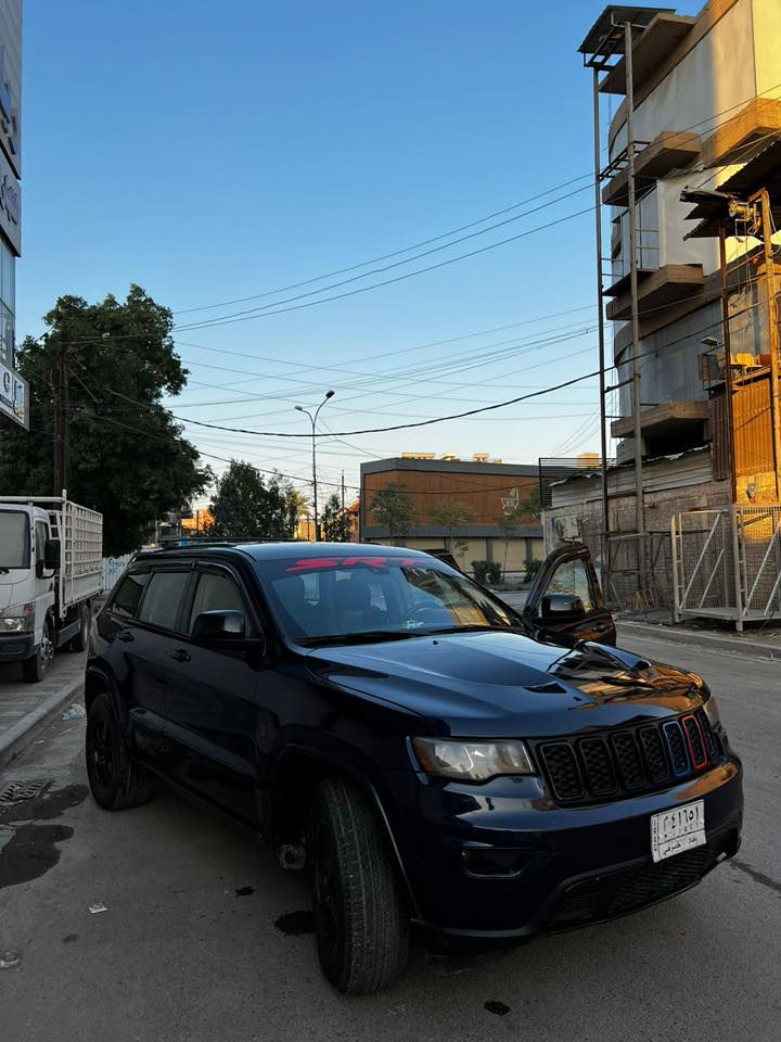 السلام عليكم 
جيب شيروكي موديل 2012 محدثه 18للبيع
مكينه وكير وحداده كفاله
تخم تاير جديد تجي تفحص وتشوف بعينك

وارد امريكي حادثها من امريكا جاملغ وبونيد ومحدثات srt
وهنا صارت بيها قطعتين جوه قبق البانزين شبر والباب الخلفيه بيها صبغ شبر
يعني ابيعلك خمس قطع 
مكان السيارة بغداد تحويل ثاني يوم باسمي
السعر 145 وبيها مجال بسيط
للتواصل : ***********
