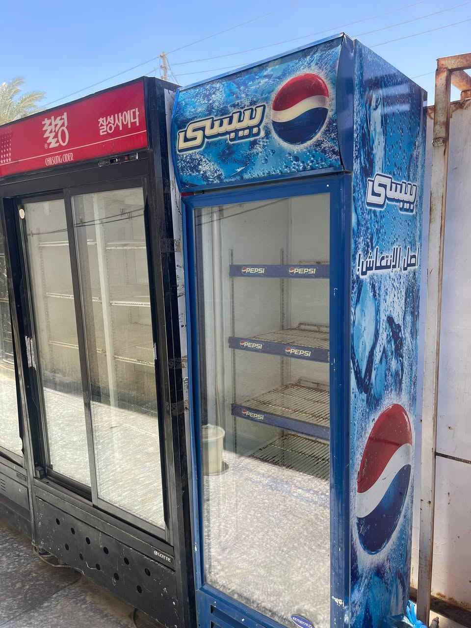 سلام عليكم …عندي عارضة ببسي باب واحد   و3 عارضات بابين سلايت شرط التبريد مال محل وعزل ومجمدة عمودية تجميد وعندي مجمده مال بيت 10 قدم كلهن مابيهن اي خلل 
اتصل وسهلة 
***********
