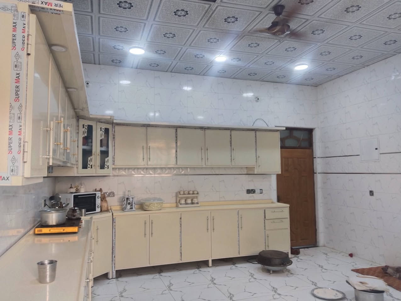 #بيت للبيع
مساحة ٢٠٠ متر 

بناء حديث ٢٠٢٥ طابقين كونكريت مسلح 

الطابق الأول يحتوي على استقبال و مطبخ و غرفتين و صحيات داخليه و خارجيه و منور 

الطابق الثاني يحتوي على شقتين إماميه و خلفيه 

الاماميه الدرج خارجي غرفتين و مطبخ و صاله وصحيات 

الشقه الخلفيه داخل البيت طابق ثاني درجها داخلي تحتوي على غرفتين مطبخ و صاله و صحيات 

#البيت مطلوب إسكان 

#العنوان 

الناصريه حي اريدو قرب مدرسة ابي تراب 

للاستفسار و التواصل على 

الرقم *********** وبي وتساب
