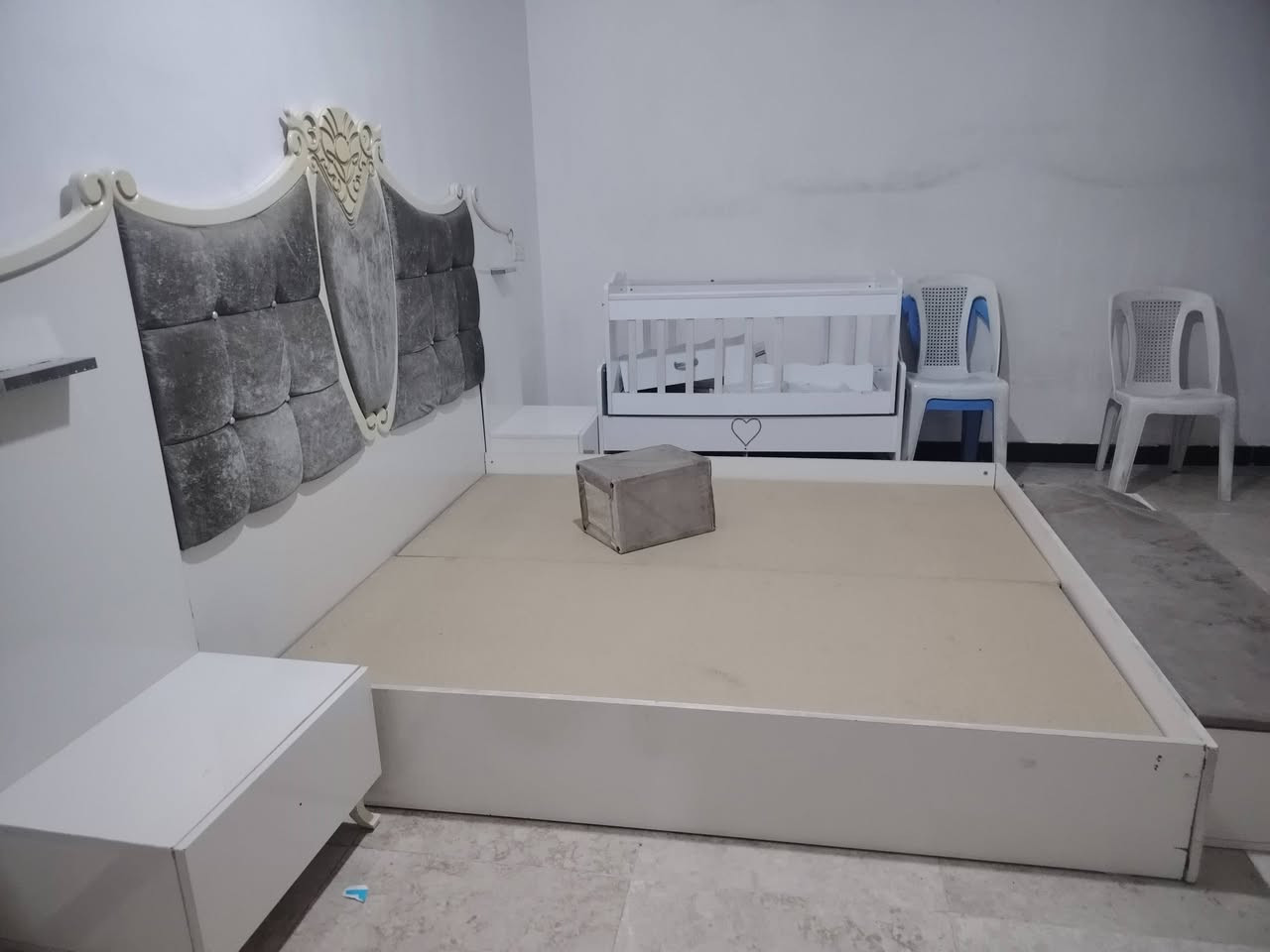 غرفه تركيه ثمان قطع في السيديه السعر السعر 450 نظيفه درجه اولى ***********
