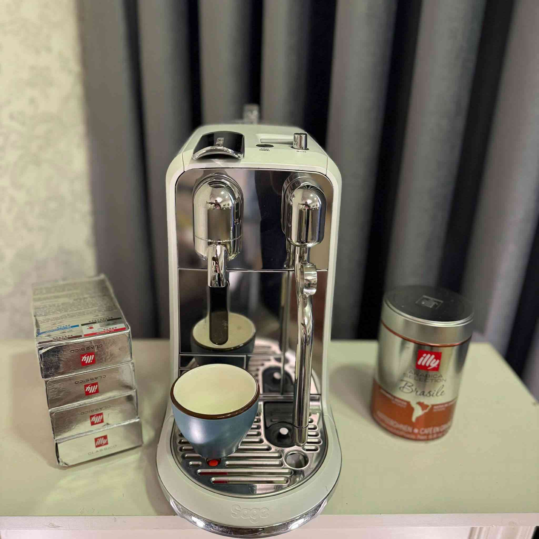 للبيع ماكينة قهوة كبسولات احترافية  
Nespresso Creatista من شركة Sage (Breville)

ماكينة مميزة جداً لعشاق القهوة، تجمع بين سهولة كبسولات نسبريسو مع تبخير حليب احترافي مثل مكائن المقاهي.

التفاصيل:
• الماركة: Sage (Breville)  
• النظام: كبسولات Nespresso Original  
• اللون: أبيض مع واجهة ستانلس ستيل لامع  
• شاشة رقمية للتحكم بالإعدادات  
• عصا تبخير حليب ستانلس ستيل احترافية  
• تحكم بدرجة حرارة الحليب  
• تحكم بدرجة رغوة الحليب  
• تنظيف ذاتي لعصا البخار بعد الاستخدام  
• خزان ماء خلفي شفاف قابل للفك والتنظيف  
• صينية تنقيط ستانلس مع مؤشر امتلاء  
• تسخين سريع جداً خلال ثواني  

المشروبات التي يمكن تحضيرها:
• Espresso  
• Lungo  
• Cappuccino  
• Latte  
• Flat White  

الحالة:
• نظافة: 98٪  
• عمل الجهاز ممتاز بدون أي مشاكل  
• الكرتون الأصلي موجود  

ماكينة عملية جداً للبيت أو المكتب وتعطيك قهوة بجودة كافيه.

للجادين فقط  
المراسلة على الخاص


**إذا كنت صاحب هذا الإعلان وتريد حذفه لأي سبب، رجاءا أرسل رسالة إلى الدعم الفني**