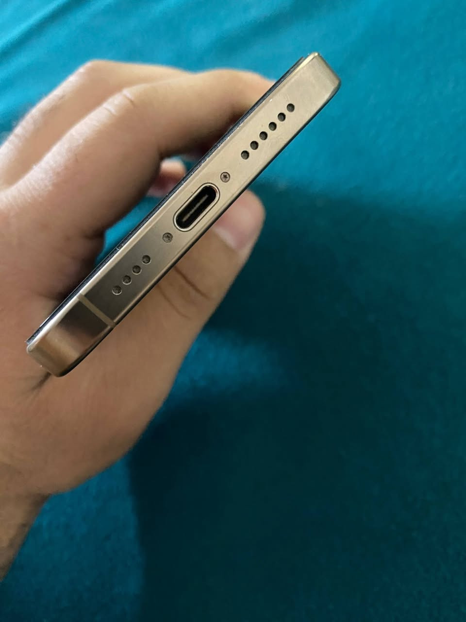 السلام عليكم
iPhone 16 pro max 
لون ذهبي 
ذاكرة 256
بطارية 97
الجهاز نظيف كلش 
بيه شخط بالشاشه و مماثر ابد كما موضح بالصورة
السعر 1400 قفل
*********** واتساب
