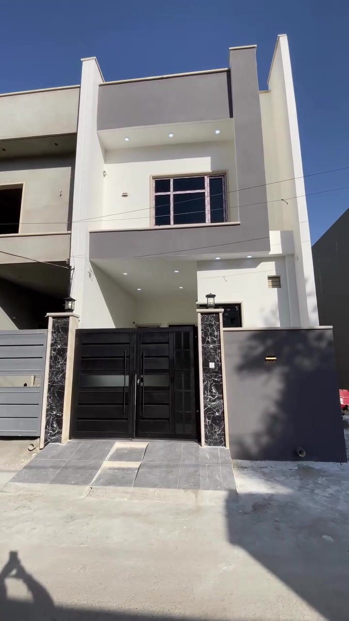 #عروض_عقارات_البدوي
✅دار للبيع في حي السكر (موقع مميز) 
مساحه ١٠٠ متر واجها ٥ متر  
يقع على شارع بعرض ٨ متر 
يتكون من طابقين ٣ غرف نوم مع خدمات بالطابقين 
للاستفسار مراجعه مكتب البدوي حي البلديات 
او *********** /***********
