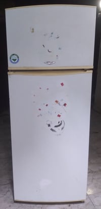 البيع ثلاجه فستل تبريده ثلج كذالك الفريزه تجمد سعره ١٠٠الف وبيه مجال ل...